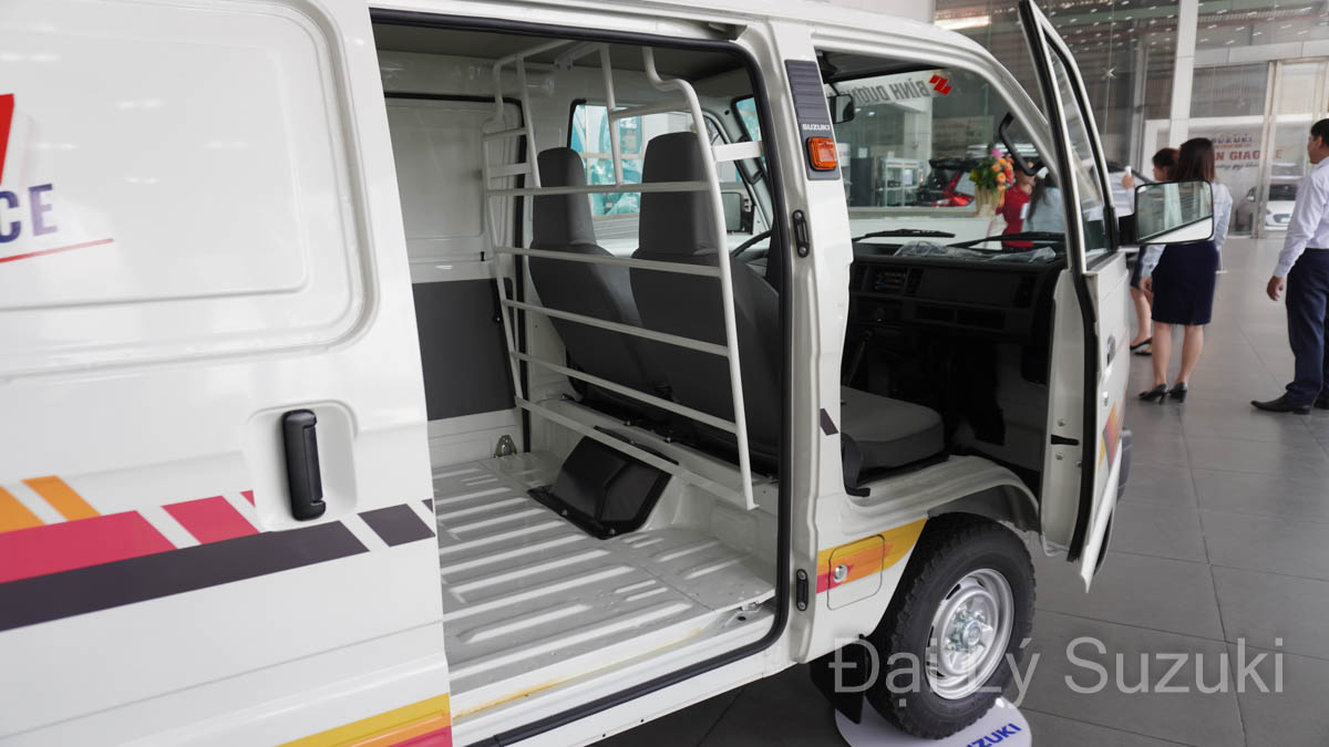 Nội Thất và Sự Tiện Nghi Suzuki Blind Van: Thoải mái và tiện dụng